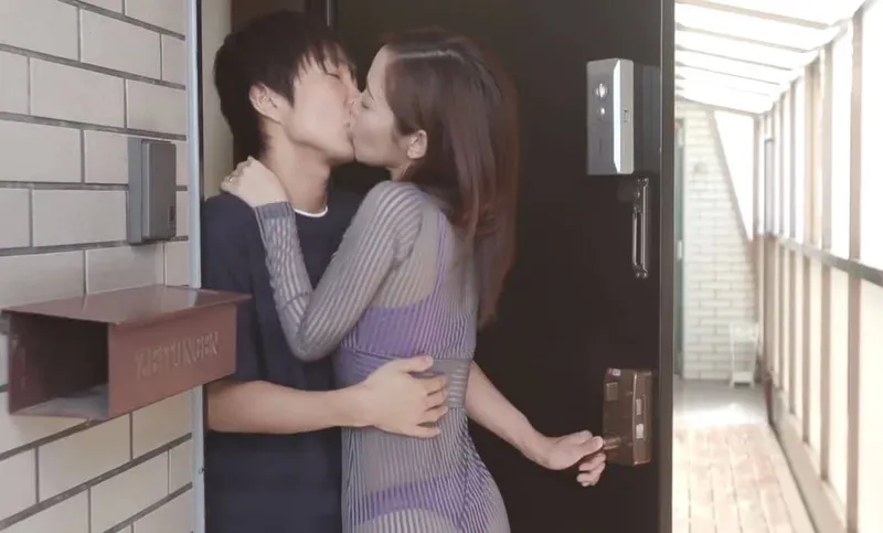 Cô nàng nhà bên với chiếc quần lót lọt khe và cậu nhóc cạnh nhà may mắn