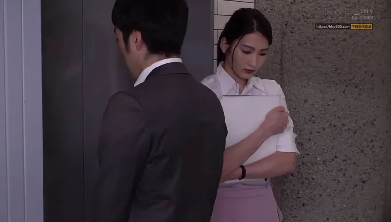 Em thư ký khốn khó bị sếp bắt vào khách sạn phục vụ đối tác