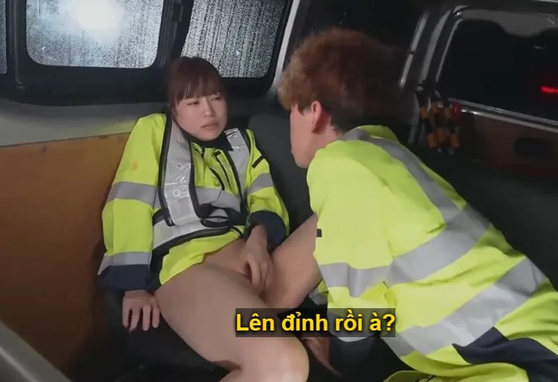 Người vợ đi làm kiếm thêm phụ ông chồng rồi lại rung động với cậu trai trẻ vì thiếu thốn